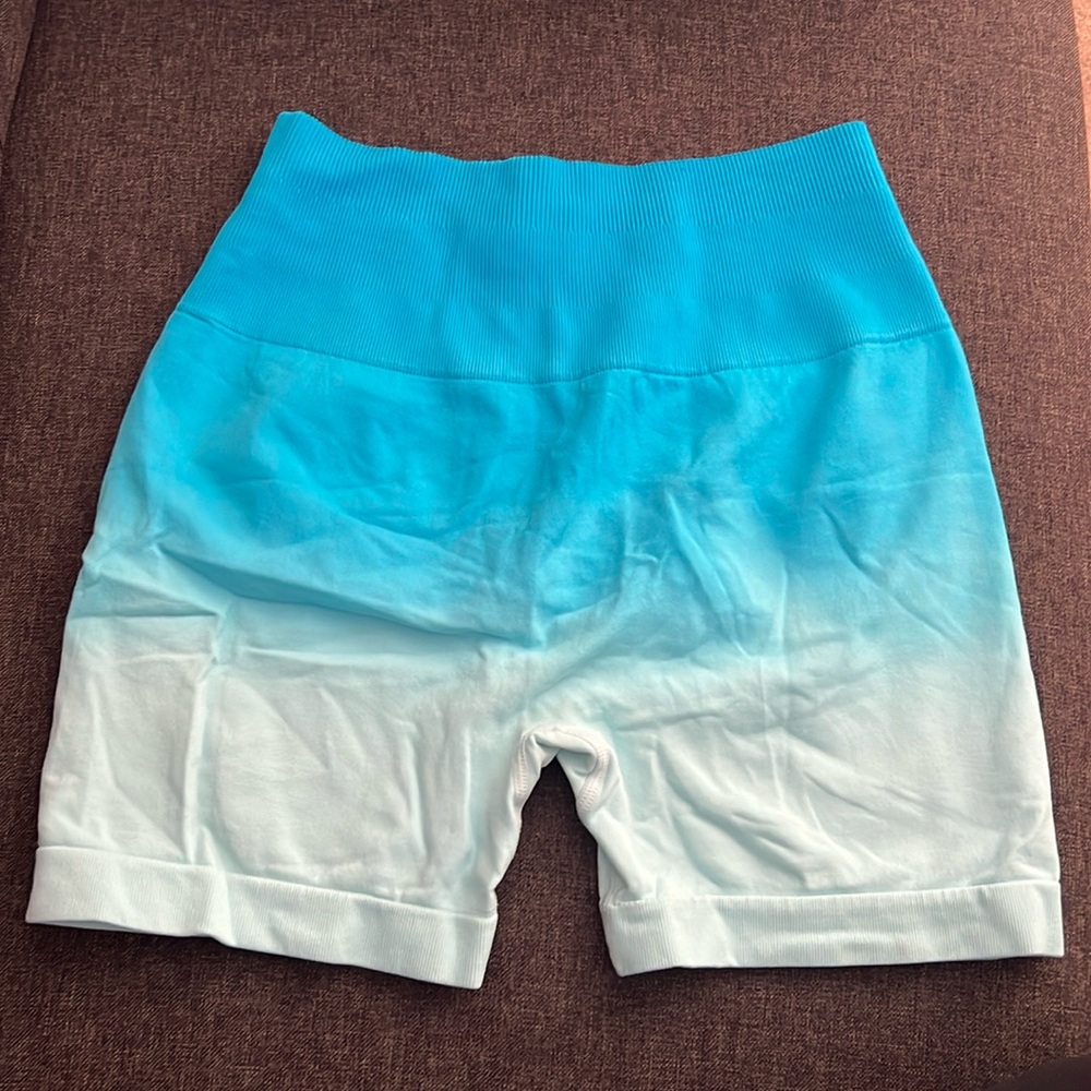 YEOREO Seamless Scrunch Shorts, High Waisted, Booty Lifting, M, ombré baby blue